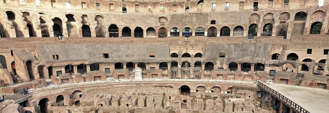 Roma, al Colosseo il racket dei salta-fila. «Paga il pizzo o sei morto»: arrestati due fratelli