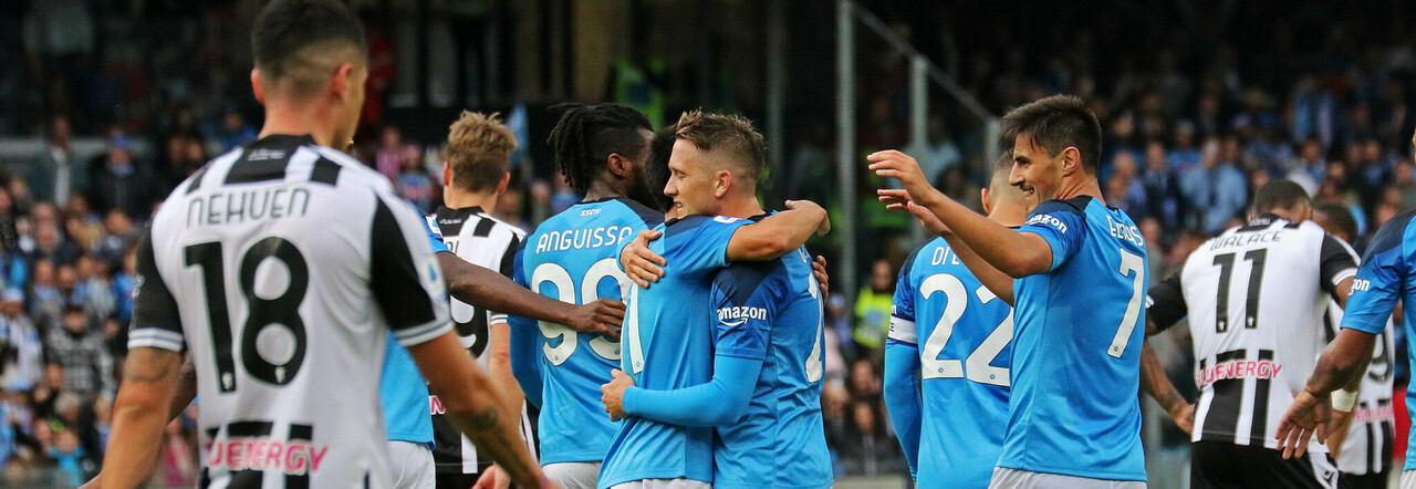 L'abbraccio azzurro dopo il gol di Zielinski all'Udinese