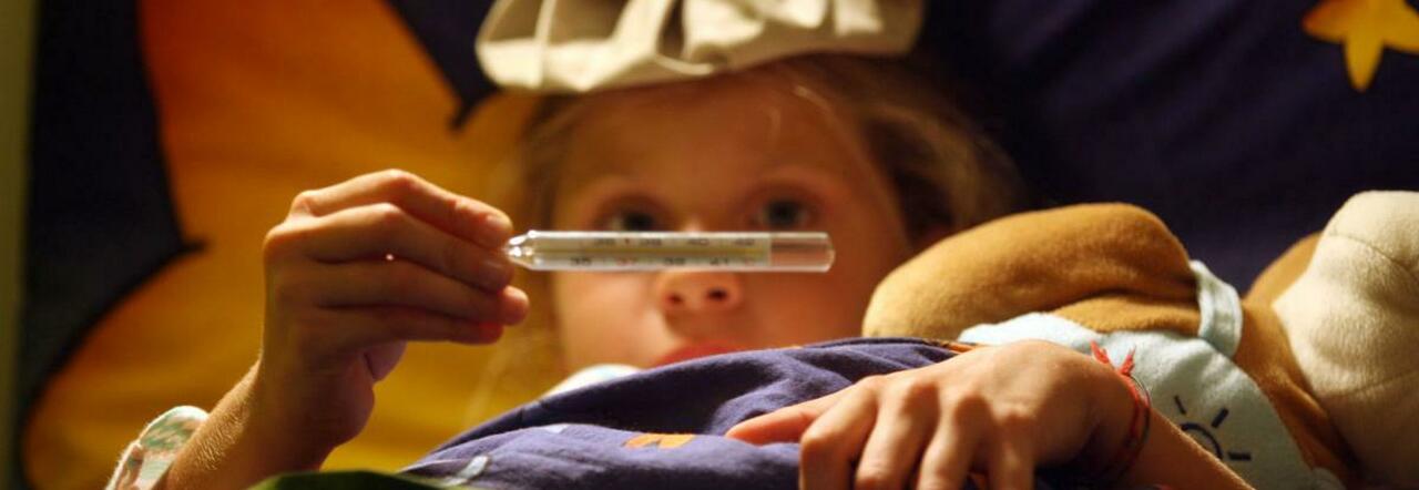Covid, boom di casi di influenza. Gli esperti: «Vaccino fondamentale, fatelo insieme alla terza dose»