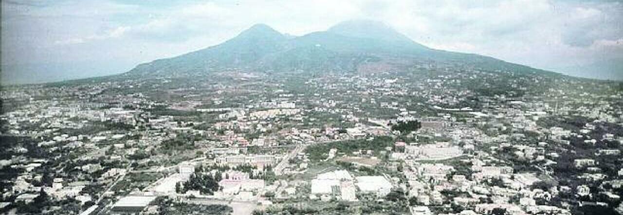 Una panoramica del Vesuvio con le migliaia di case tutt'intorno
