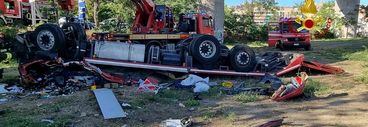 Il camion distrutto dopo un volo di 25 metri