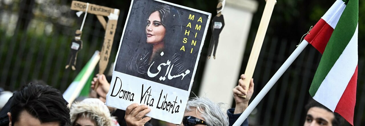 Iran, sale il pressing del governo italiano: «Ma resteremo a Teheran»
