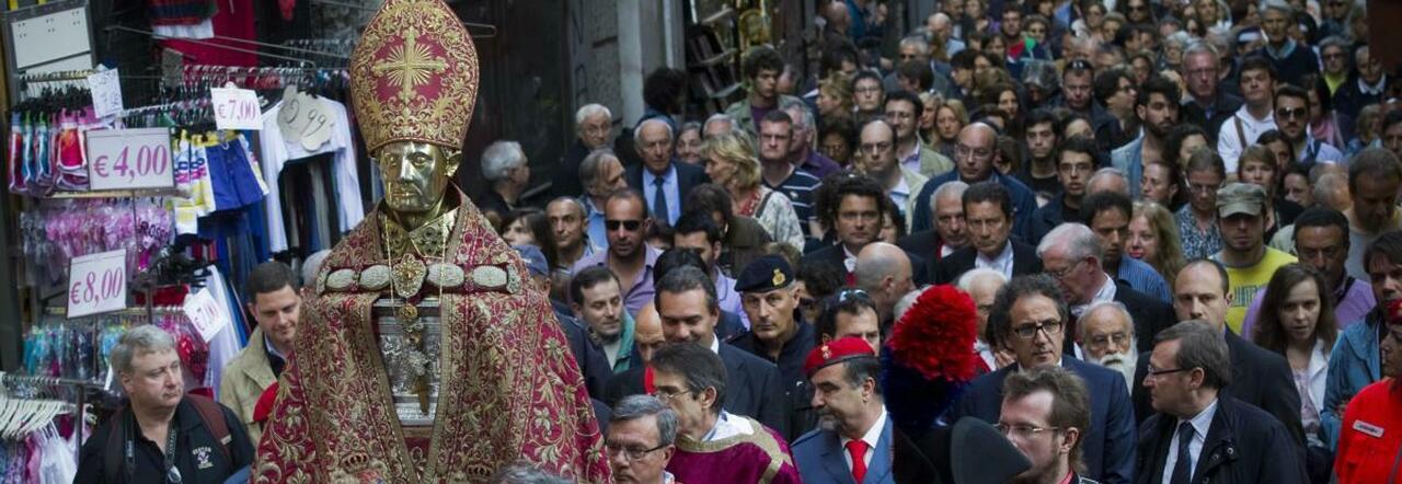 Il busto di San Gennaro in processione