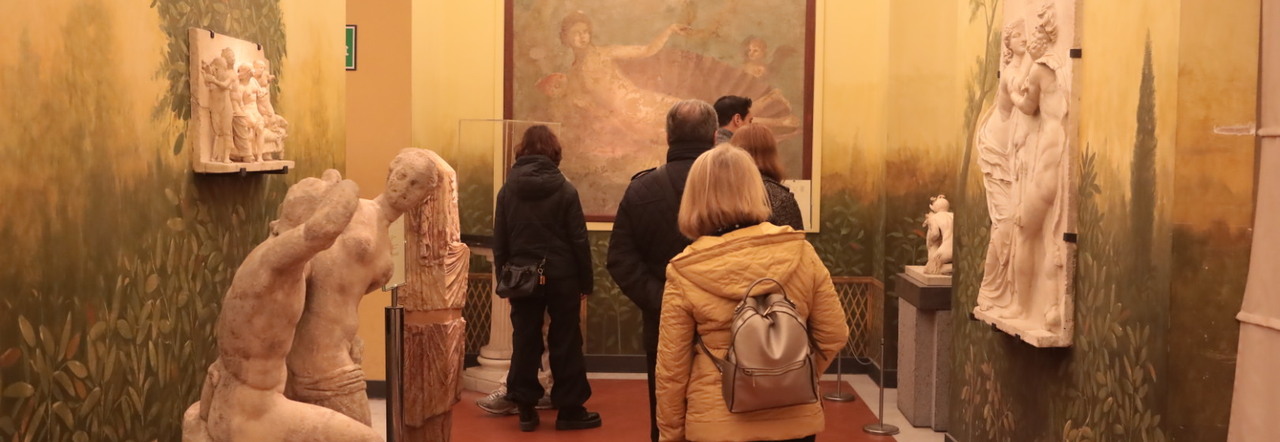 A Napoli folla di turisti nei musei