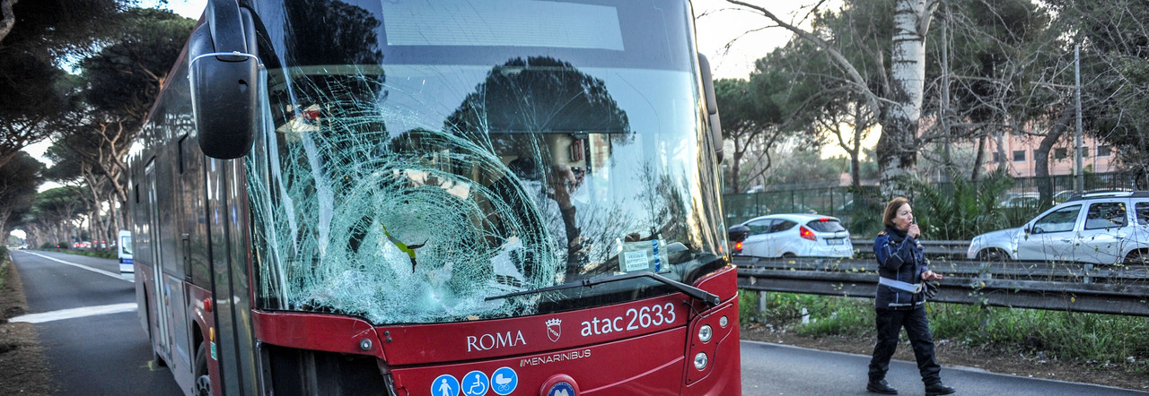 Ostia, morto giovane investito da un bus Atac: aveva 21 anni, era scappato dal pronto soccorso