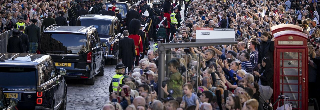 Regina Elisabetta, Londra a rischio paralisi per i funerali: code di 30 ore per la camera ardente