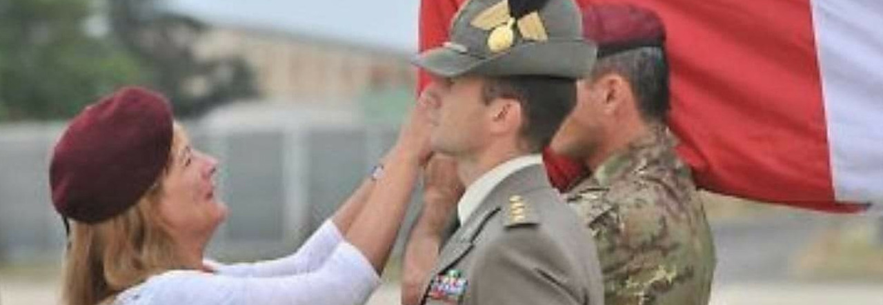 Mamma Annarita con il basco amaranto in testa saluta il figlio avvolto dal tricolore all'arrivo a Ciampino