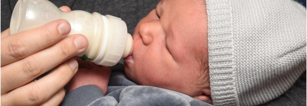 Neonato perde peso e vomita, medici scoprono che stava morendo di fame per una dieta al latte di mandorle