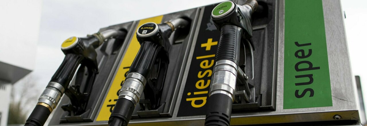 Benzina, prezzi alle stelle: nel mirino accise e tasse (che pesano oltre la metà)