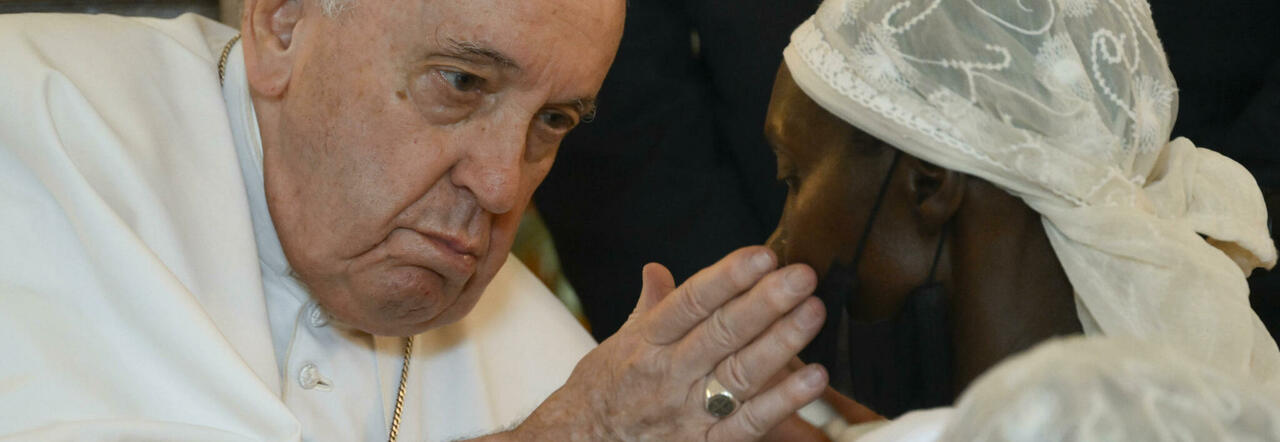 Papa Francesco in Congo ascolta l'orrore delle donne stuprate e costrette a mangiare mais e carne umana