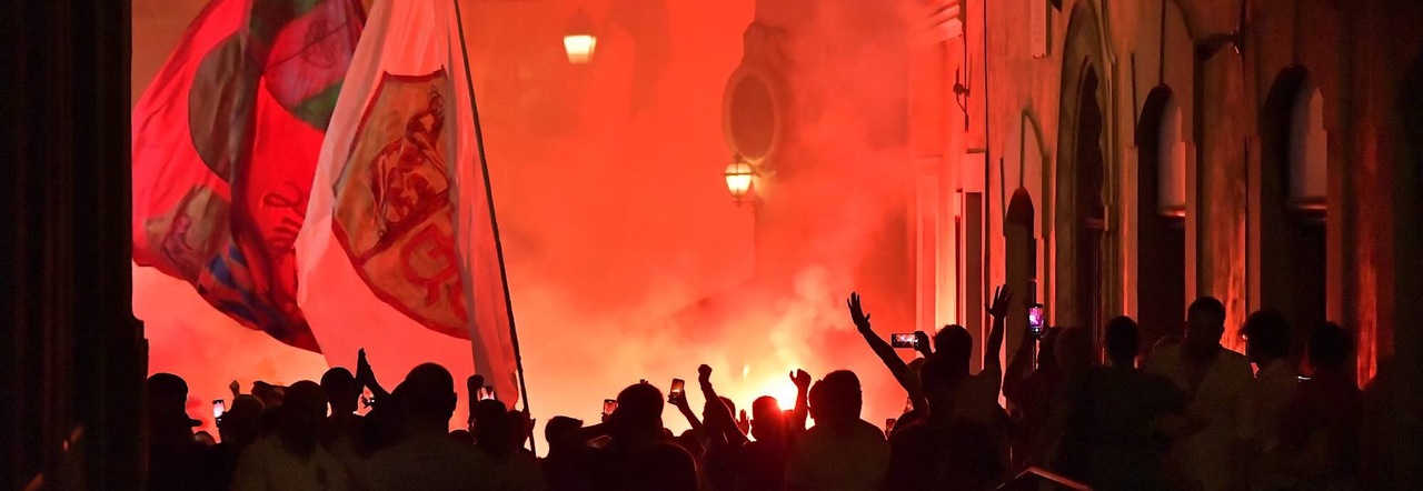 Roma, ecco la festa degli ultrà: assembramenti in Centro, cori e bombe carta fino a mezzanotte