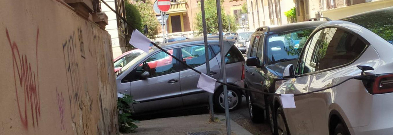 Roma, il pieno all'auto elettrica dalla finestra: il cavo della ricarica esce da casa e attraversa il marciapiede