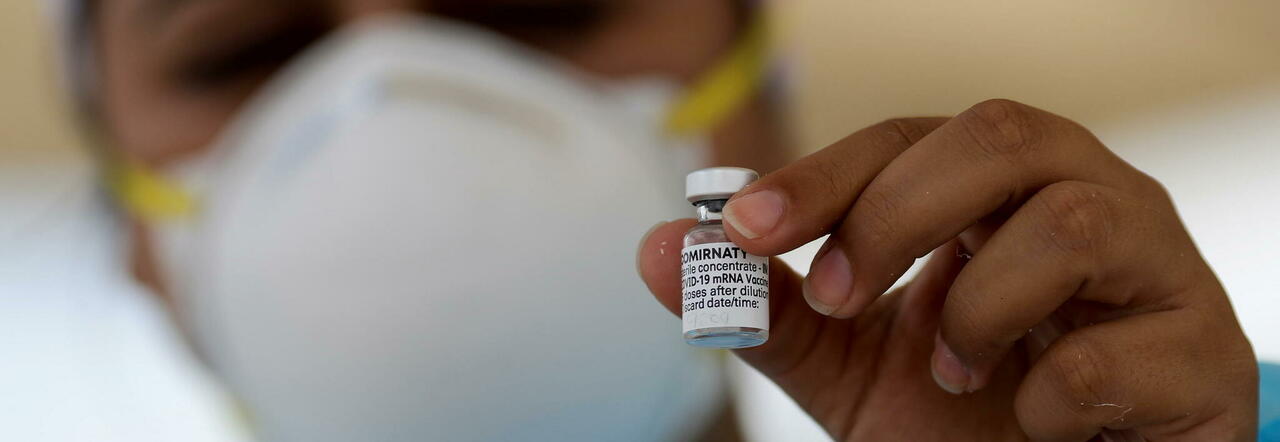 Variante Delta, con il vaccino Pfizer «ridotte del 90% le conseguenze gravi»