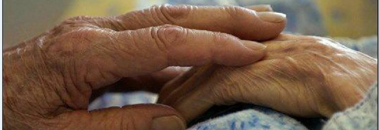 Malata a letto nella Rsa a 97 anni: la multano per il vaccino, dovrà pagare 100 euro