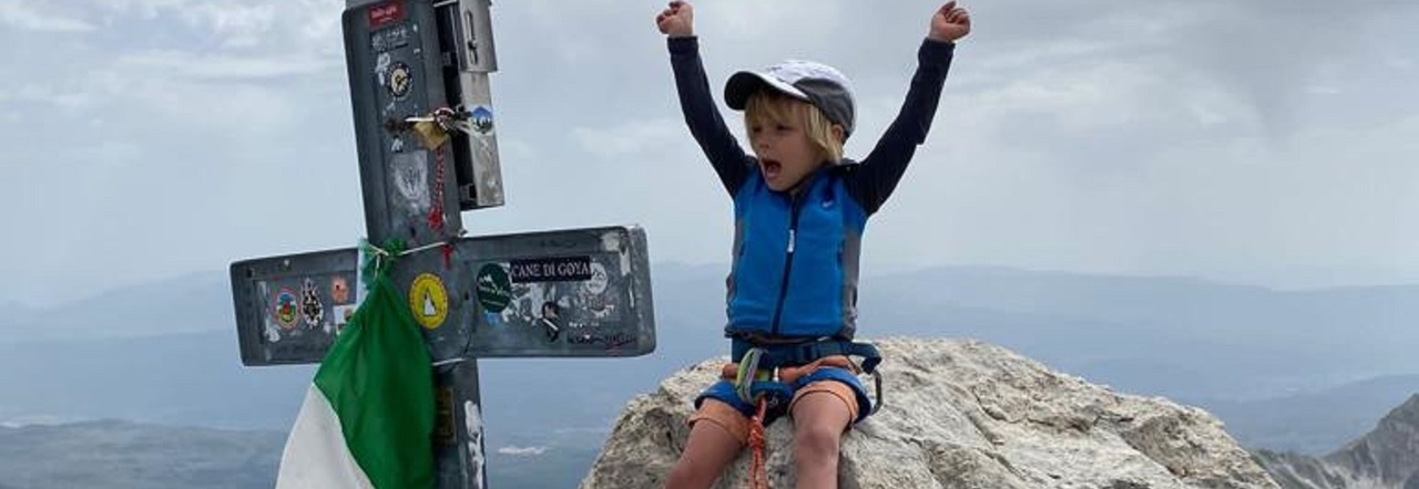 Bambino romano in vetta al Gran Sasso (2.912 m) a 5 anni: Lelio ha guidato la cordata seguito dal papà