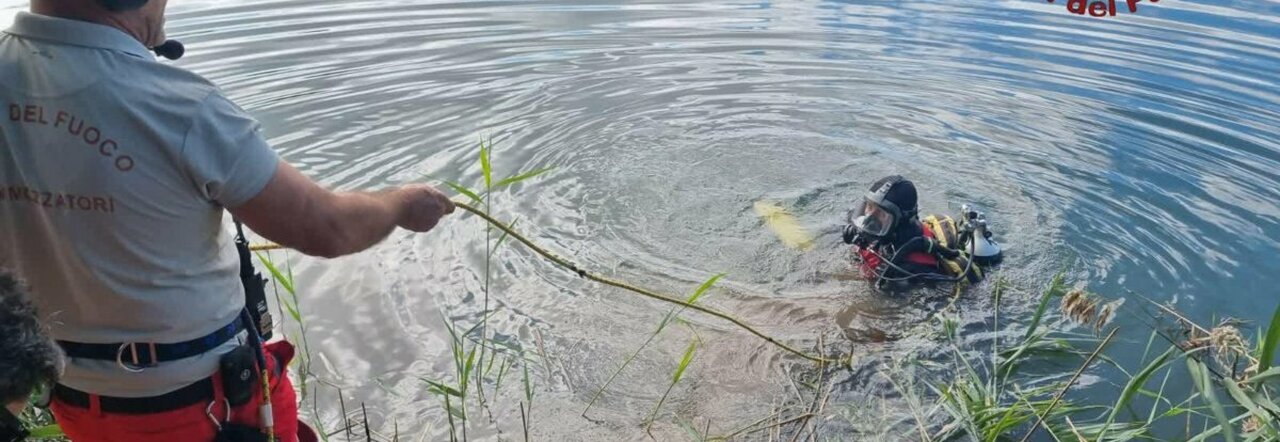 Artena, cadavere riaffiora dal lago di Giulianello: vigili del fuoco recuperano il corpo di un 36enne