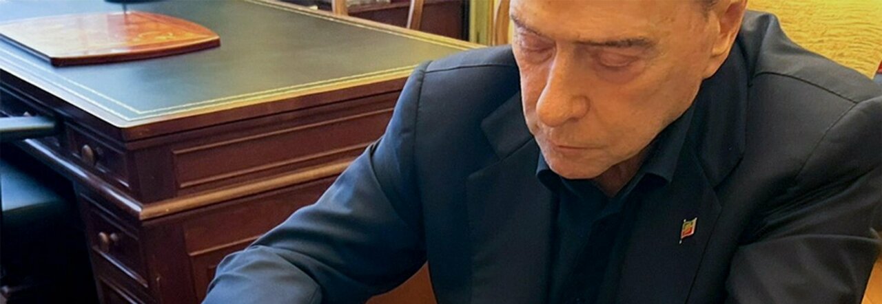 Berlusconi, il ritorno al Senato senza cravatta e senza fede: «Questo posto mi spettava»