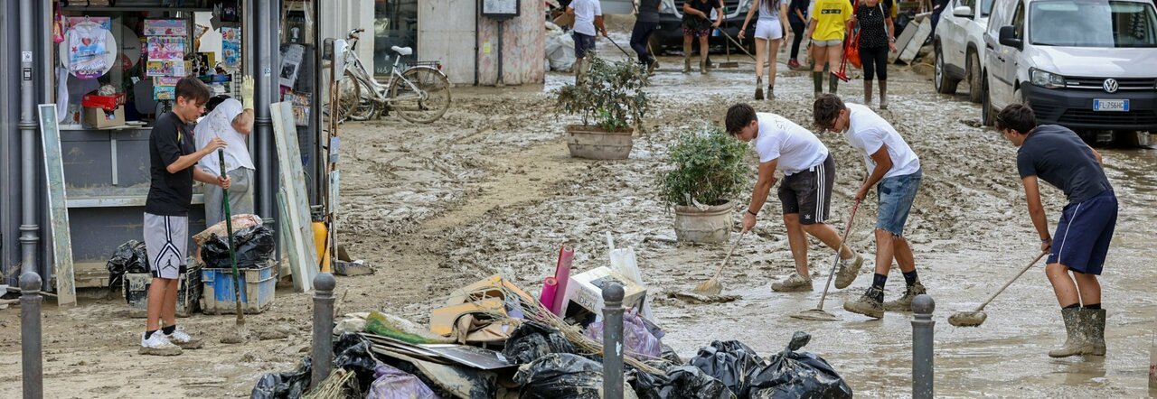 Mattia, bambino disperso nelle Marche dopo l'alluvione. Famiglia e sommozzatori nel fango a cercarlo: «Noi ci speriamo ancora»