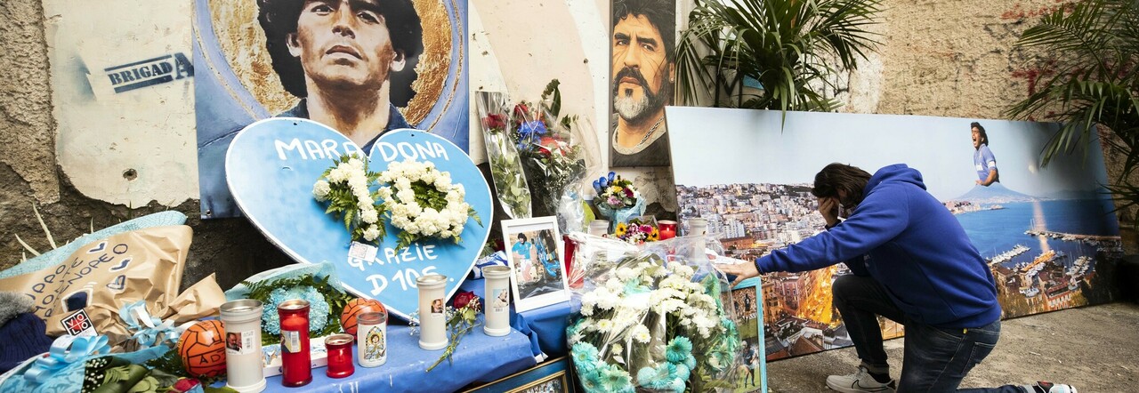 Lele Adani al murale di Maradona ai Quartieri spagnoli