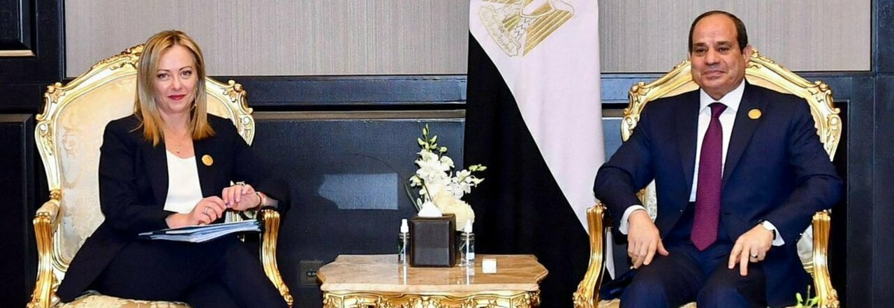 Meloni a Sharm per Cop27: al vertice sul clima la stretta di mano con il presidente egiziano Al Sisi