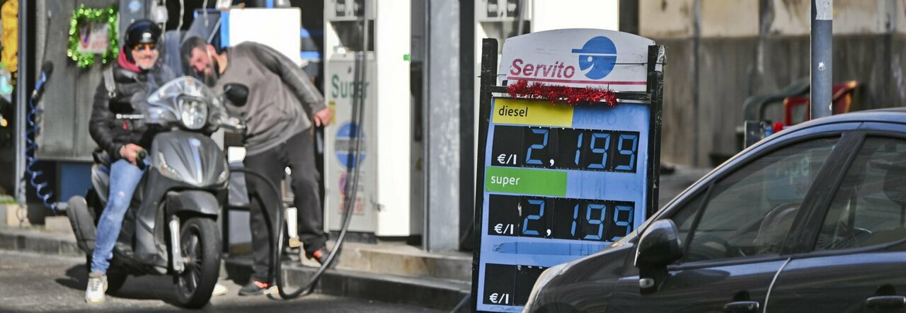 Caro benzina (prezzi fino a 2 euro), Salvini: «Si valuta intervento». Oltre 2.800 violazioni nel 2022