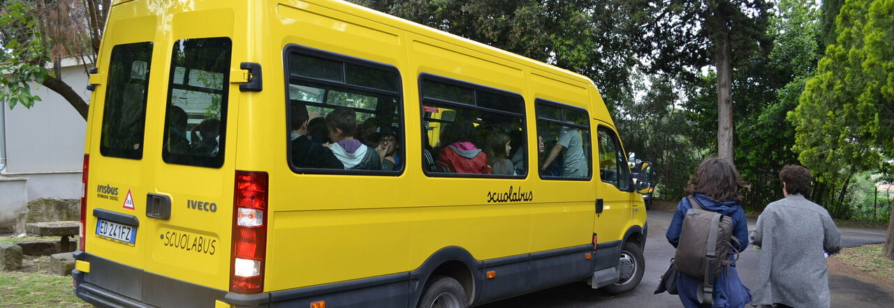 Montorio al Vomano, scuolabus gratis ma solo se un genitore è italiano. L'opposizione: «Questa è discriminazione»