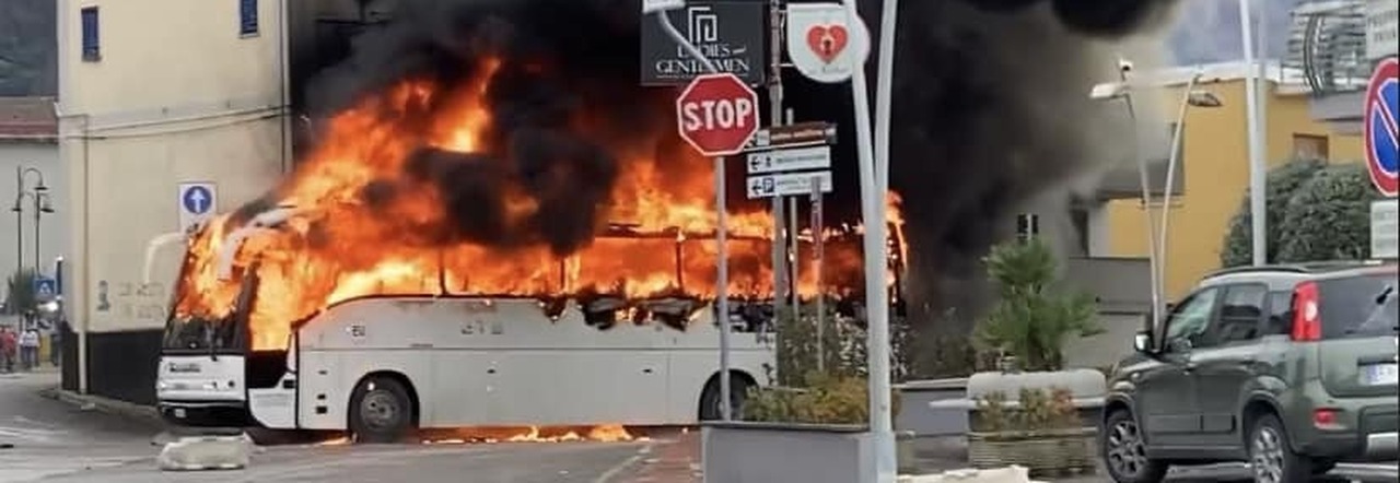 Il bus dei tifosi incendiati