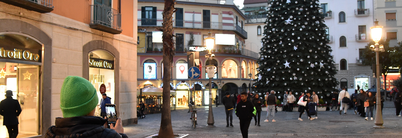 Salerno, l'albero di Natale in piazza Portanova