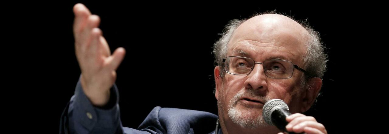 Salman Rushdie, dal 1989 vittima di fatwa per i suoi «Versi satanici»: la condanna a morte e i 9 anni sotto protezione