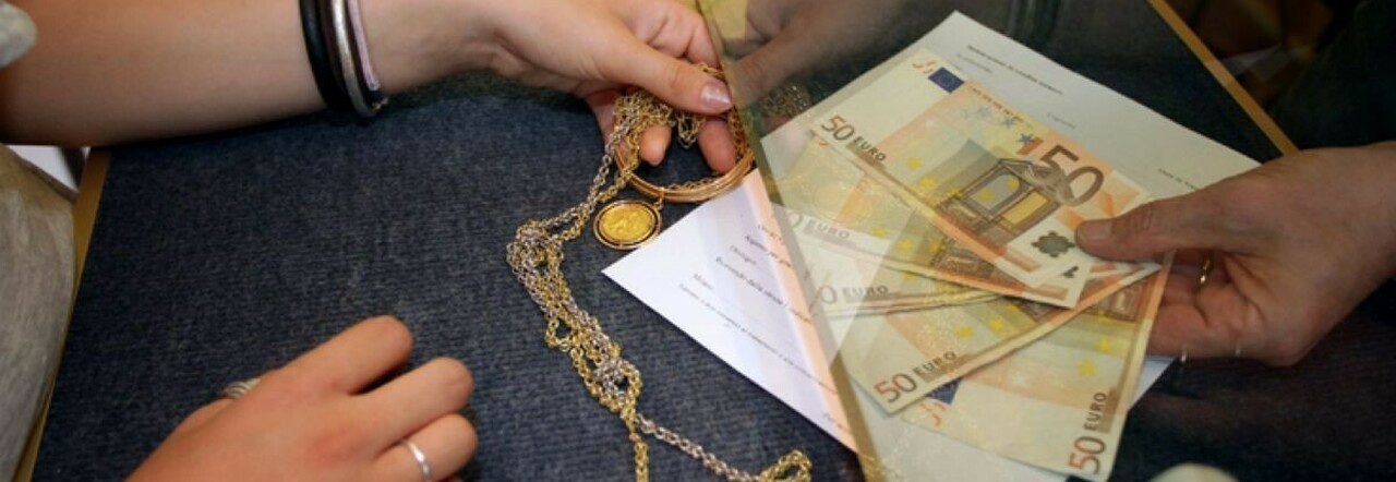 Roma, boom dei Compro oro: un romano su due vende i gioielli di famiglia per pagare le bollette