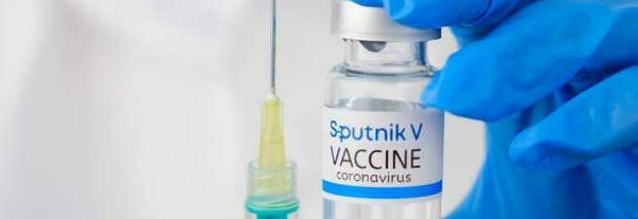 Sputnik, accuse alla Russia. «Rubato il progetto AstraZeneca per creare il vaccino»