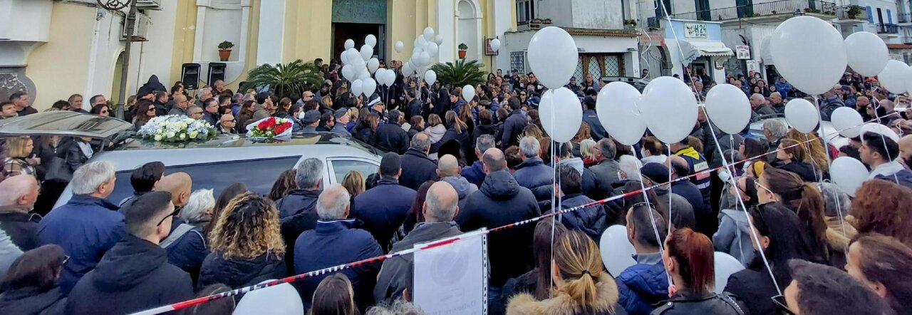 I funerali a Casamicciola per Elena e Salvatore i due fidanzati