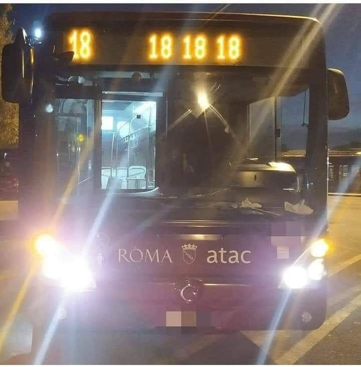 Gigi Proietti, l'omaggio ironico a Roma: sul display del bus Atac appare la  scritta «18, 18, 18, 18» - Il Mattino.it
